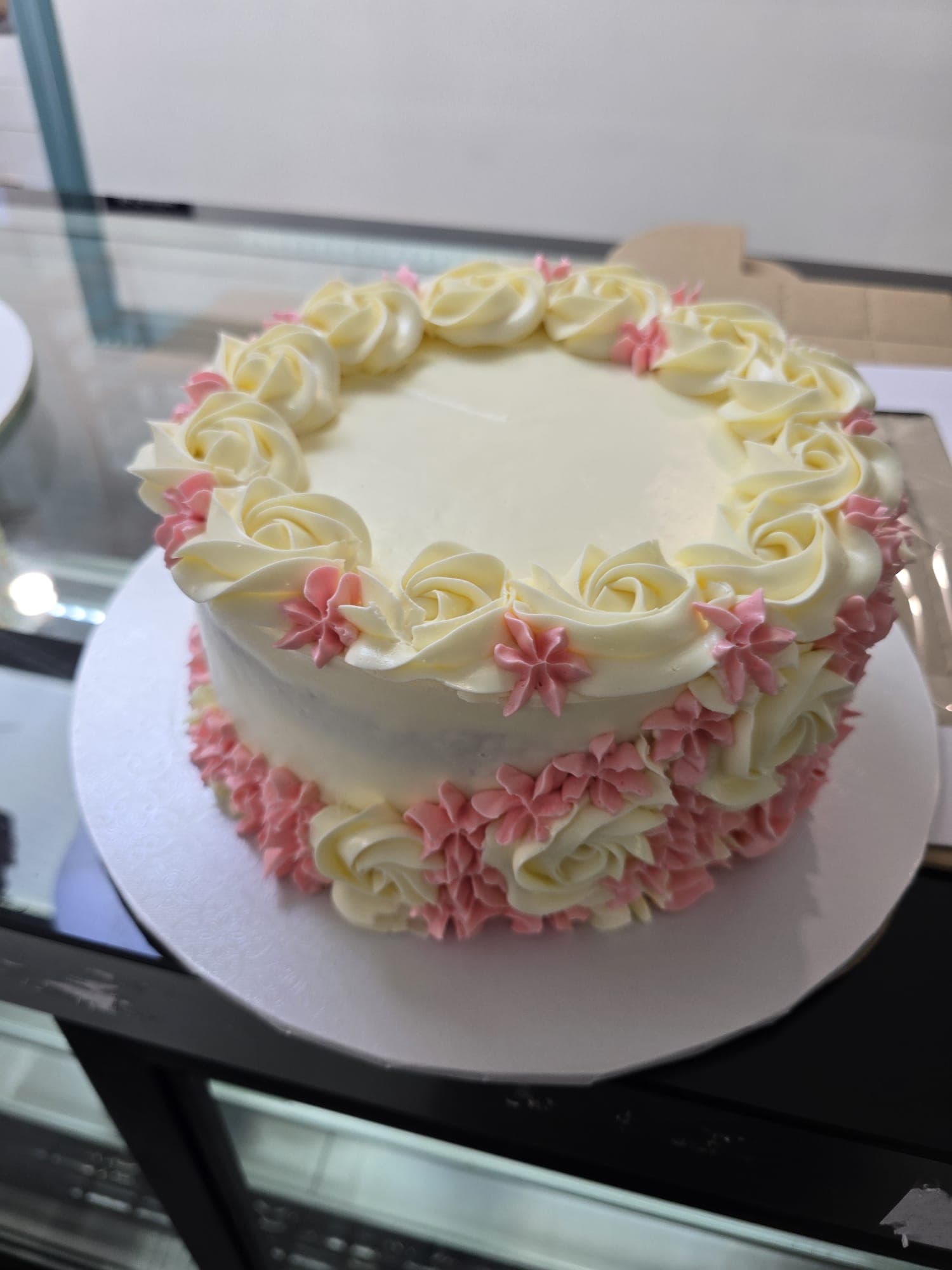 Floral cake White and pink 
